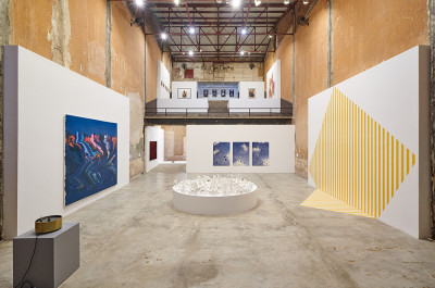 DANIEL BUREN, IVáN CAPOTE, LORIS CECCHINI, ELIZABET CERVIñO, SHILPA GUPTA, LUIS LóPEZ-CHáVEZ, CARLOS MARTIEL, JOSé MESíAS, HANS OP DE BEECK, NARI WARD, JOSé YAQUE - 'ARENA ENTRE LAS MANOS'