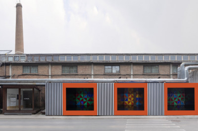 Daniel Buren - Confinées: trois grilles colorées translucides