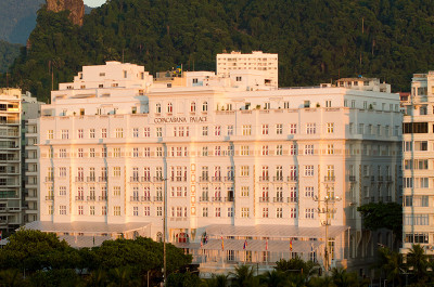 Daniel Buren - Escala colorida para Copacabana Palace, trabalho <i>in situ</i>, 2023-2024