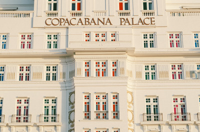 Daniel Buren - Escala colorida para Copacabana Palace, trabalho <i>in situ</i>, 2023-2024