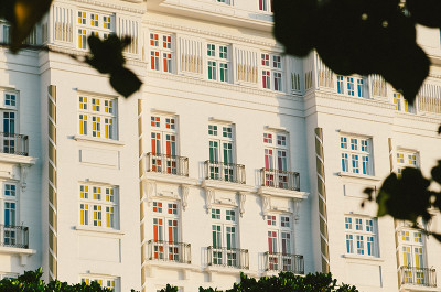 Daniel Buren - Escala colorida para Copacabana Palace, trabalho <i>in situ</i>, 2023-2024