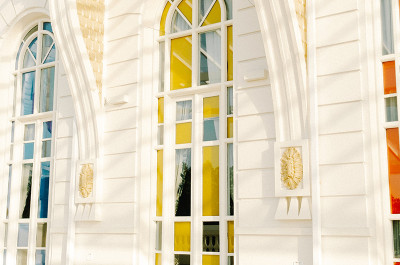 Daniel Buren - Escala colorida para Copacabana Palace, trabalho <i>in situ</i>, 2023-2024