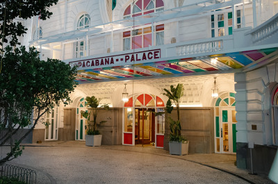 Daniel Buren - Escala colorida para Copacabana Palace, trabalho <i>in situ</i>, 2023-2024