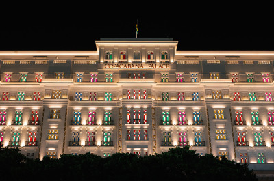 Daniel Buren - Escala colorida para Copacabana Palace, trabalho <i>in situ</i>, 2023-2024