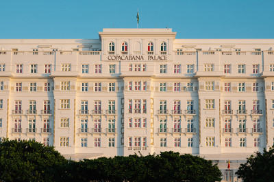 Daniel Buren - Escala colorida para Copacabana Palace, trabalho <i>in situ</i>, 2023-2024