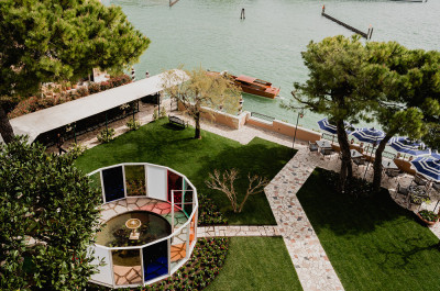 Daniel Buren - Sosta colorata per Hotel Cipriani, lavoro <i>in situ</i>, 2023-2024