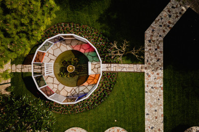 Daniel Buren - Sosta colorata per Hotel Cipriani, lavoro <i>in situ</i>, 2023-2024