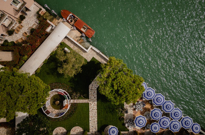 Daniel Buren - Sosta colorata per Hotel Cipriani, lavoro <i>in situ</i>, 2023-2024