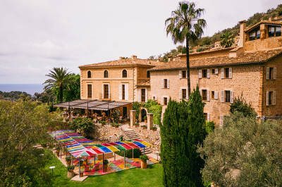 Daniel Buren - Descend colorido para La Residencia, trabajo <i>in situ</i>, 2024