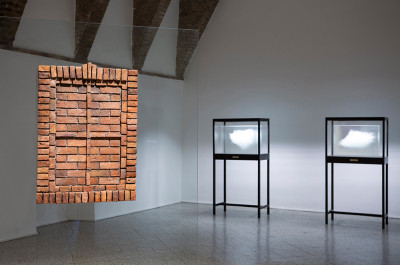 LEANDRO ERLICH - 'Un volo notturno dietro una finestra murata'