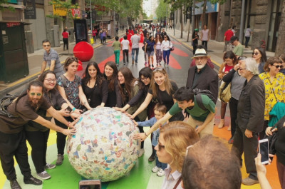 Michelangelo Pistoletto - Performance “Do it – Walking Sculpture“