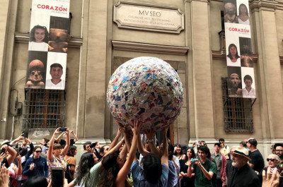 Michelangelo Pistoletto - Performance “Do it – Walking Sculpture“