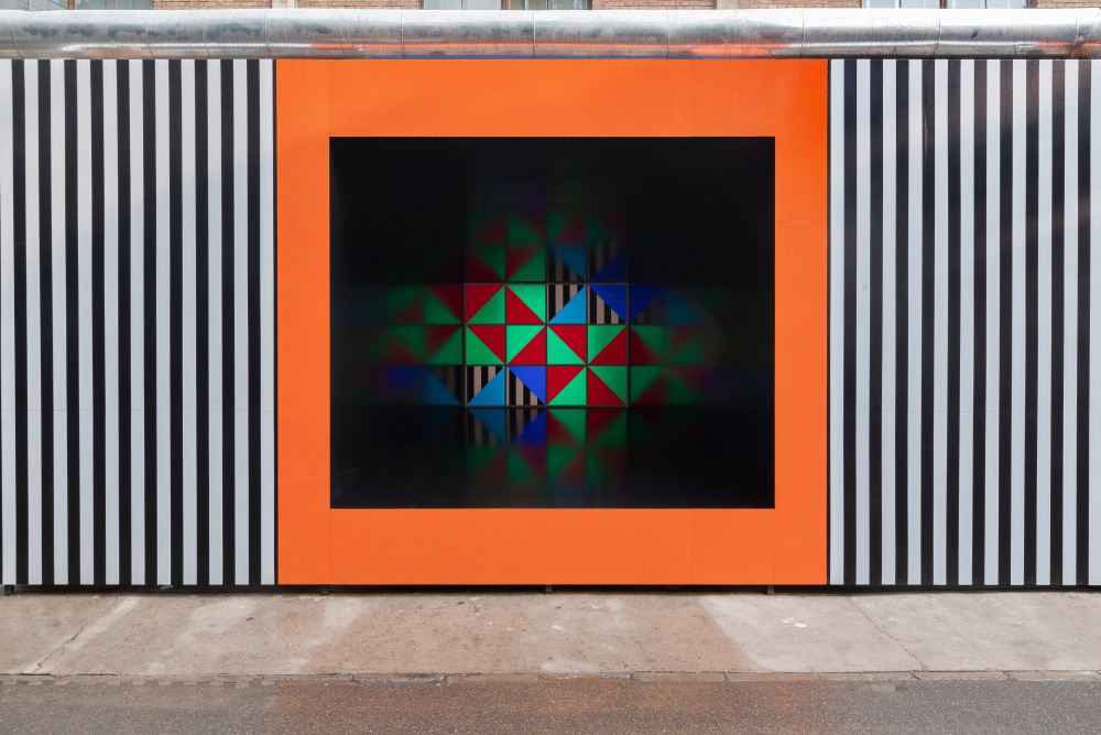 Daniel Buren - Confinées: trois grilles colorées translucides