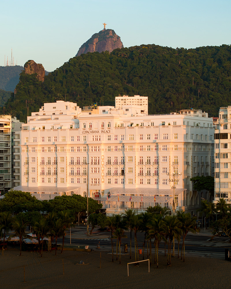 Daniel Buren - Escala colorida para Copacabana Palace, trabalho <i>in situ</i>, 2023-2024