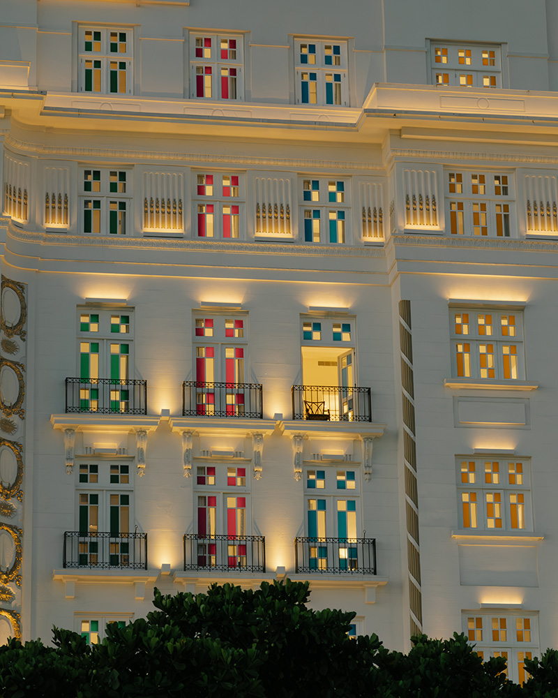 Daniel Buren - Escala colorida para Copacabana Palace, trabalho <i>in situ</i>, 2023-2024