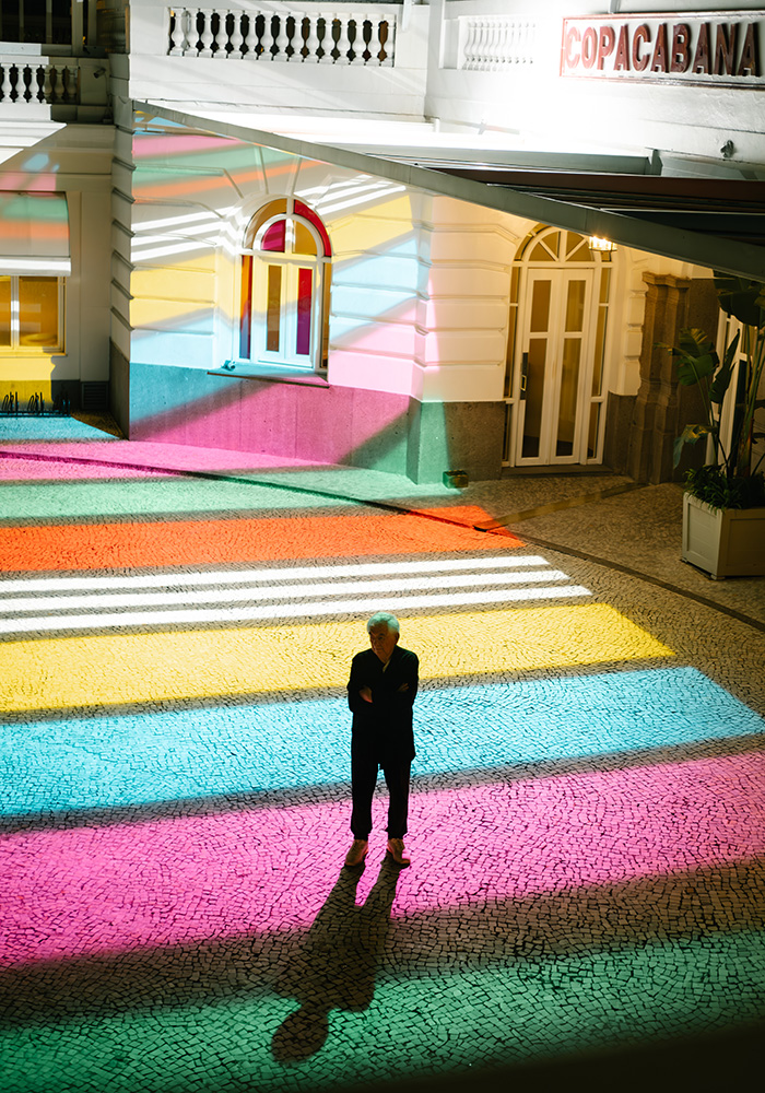 Daniel Buren - Escala colorida para Copacabana Palace, trabalho <i>in situ</i>, 2023-2024