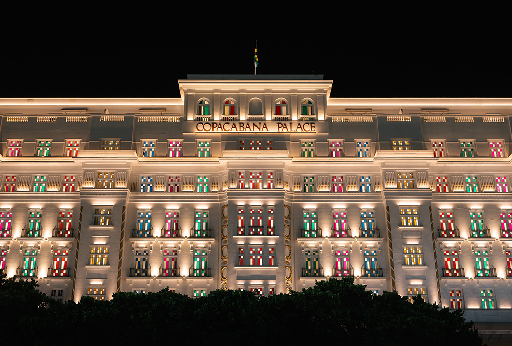 Daniel Buren - Escala colorida para Copacabana Palace, trabalho <i>in situ</i>, 2023-2024