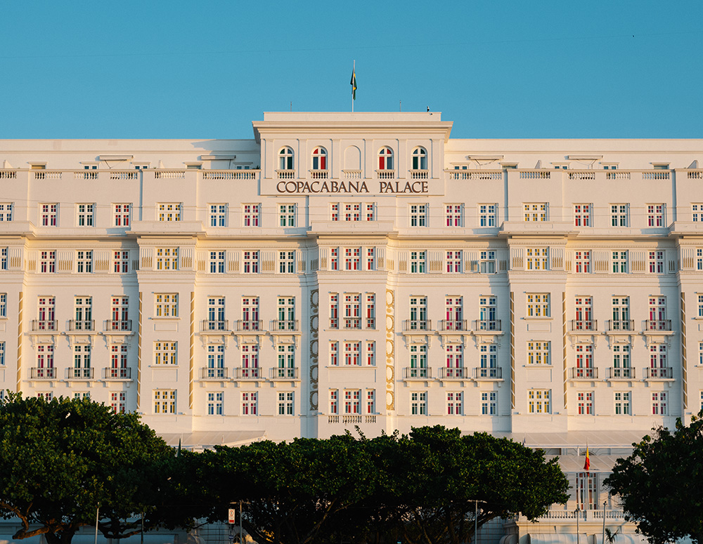 Daniel Buren - Escala colorida para Copacabana Palace, trabalho <i>in situ</i>, 2023-2024