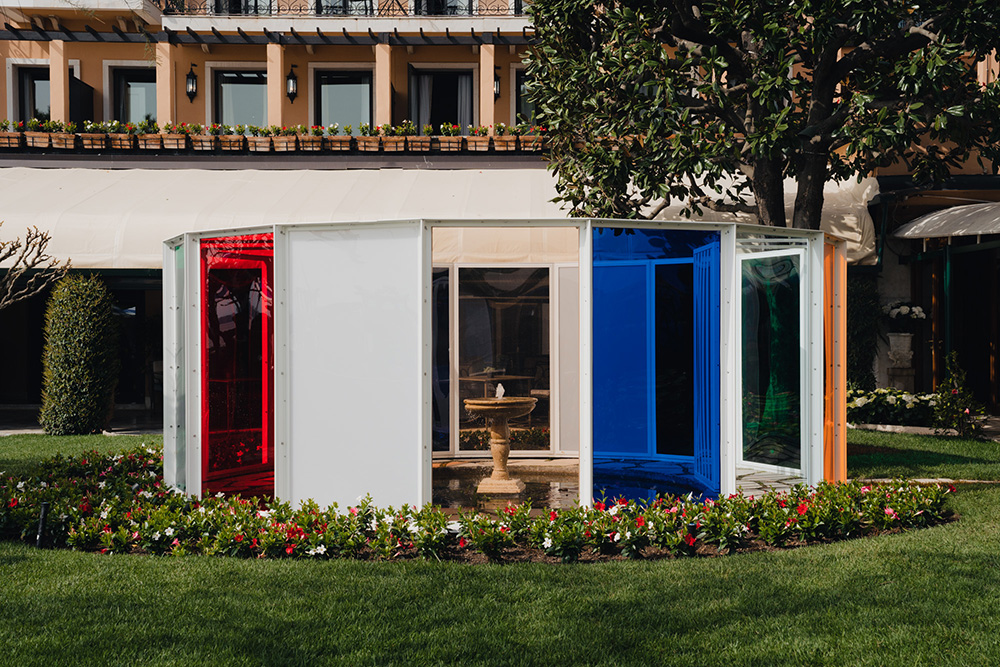 Daniel Buren - Sosta colorata per Hotel Cipriani, lavoro <i>in situ</i>, 2023-2024