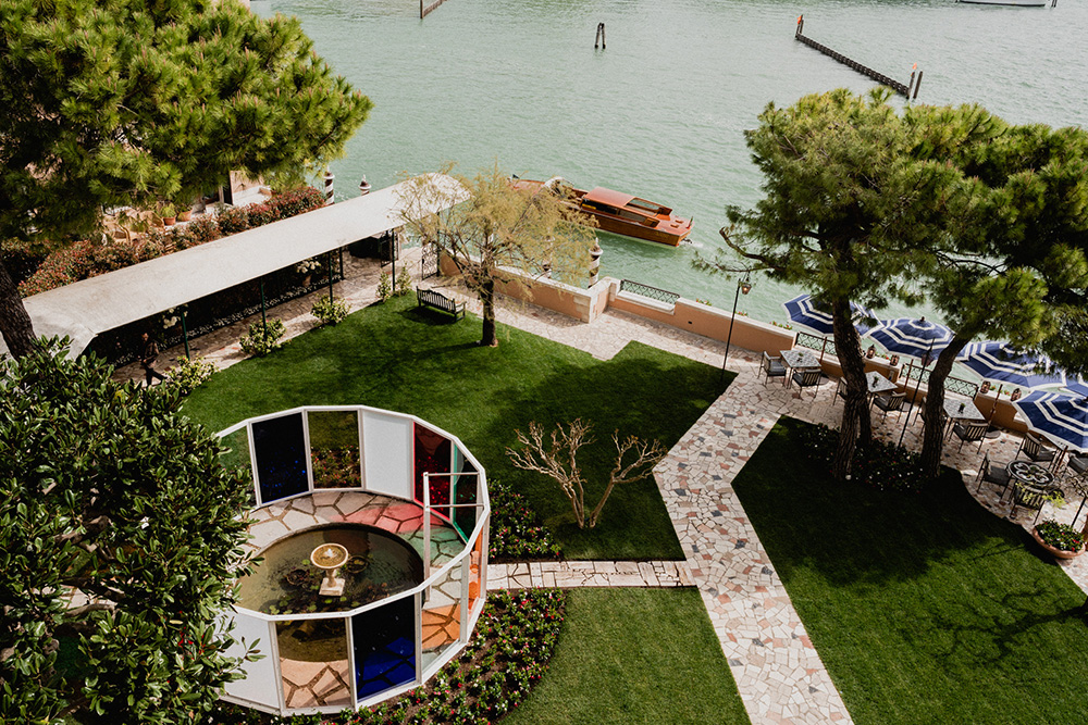 Daniel Buren - Sosta colorata per Hotel Cipriani, lavoro <i>in situ</i>, 2023-2024