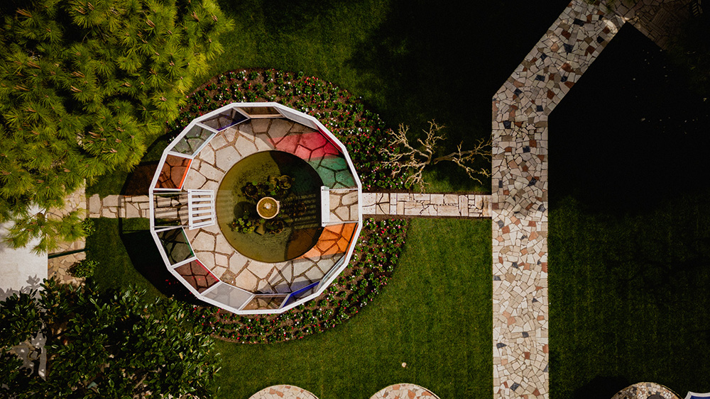Daniel Buren - Sosta colorata per Hotel Cipriani, lavoro <i>in situ</i>, 2023-2024
