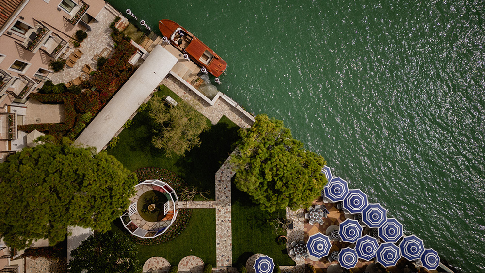 Daniel Buren - Sosta colorata per Hotel Cipriani, lavoro <i>in situ</i>, 2023-2024