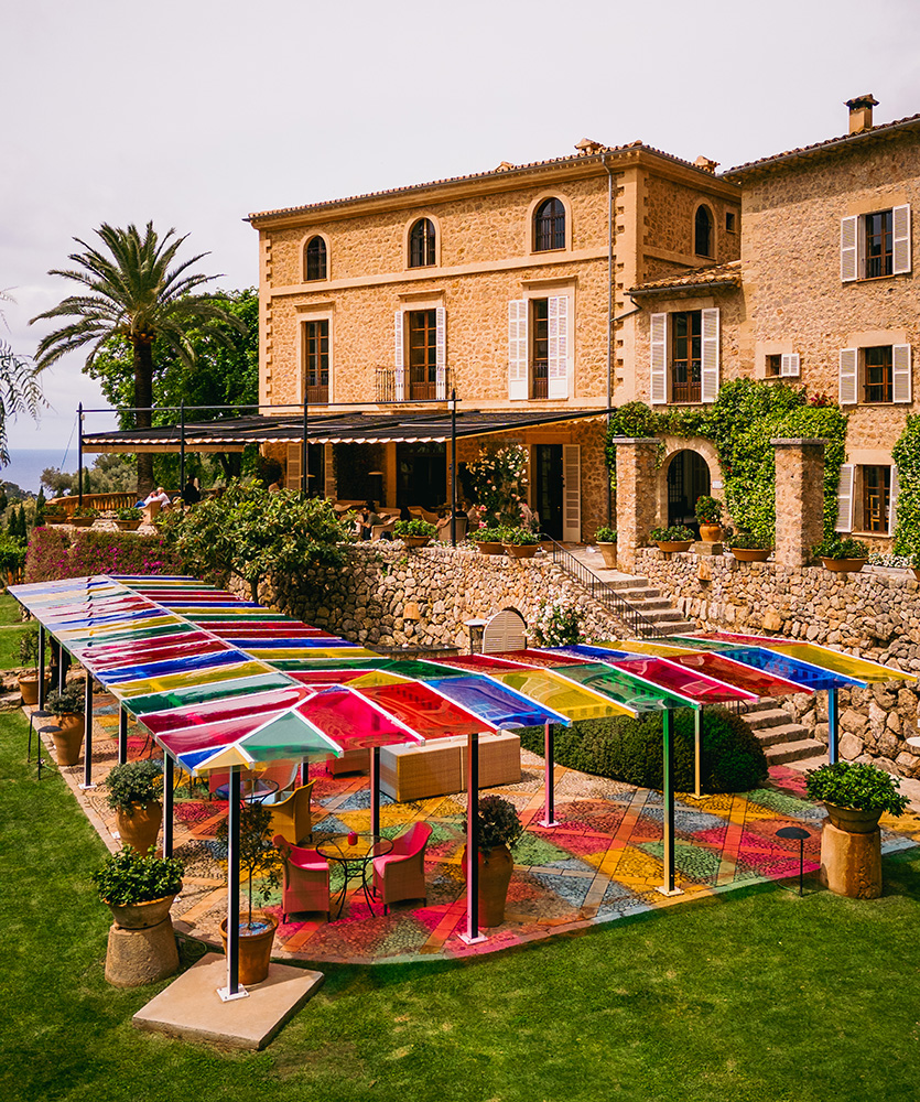Daniel Buren - Descend colorido para La Residencia, trabajo <i>in situ</i>, 2024