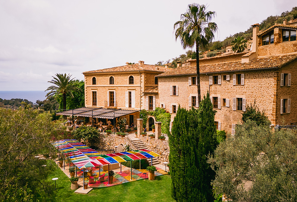 Daniel Buren - Descend colorido para La Residencia, trabajo <i>in situ</i>, 2024