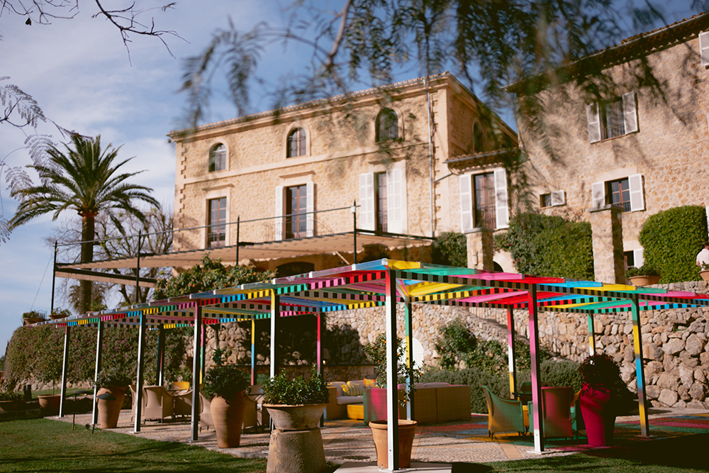 Daniel Buren - Descend colorido para La Residencia, trabajo <i>in situ</i>, 2024