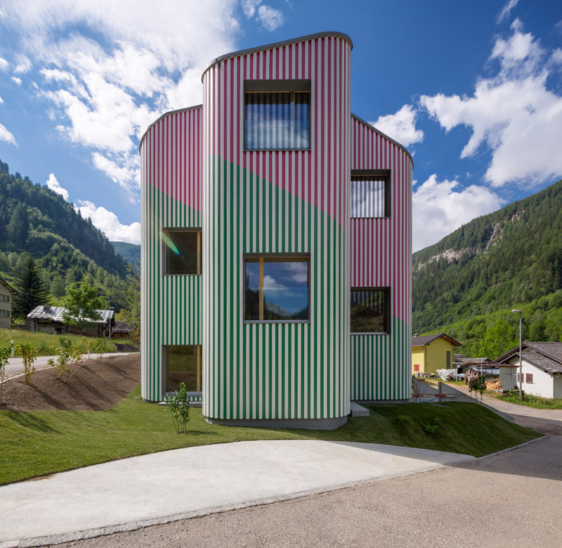 DANIEL BUREN 'SWISSHOUSE ROSSA'